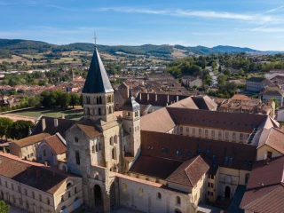 uftaufnahme der Cluny Abtei und der umliegenden Landschaft