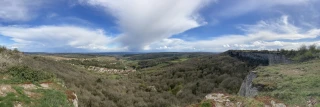 Panoramablick von den Klippen von Saint Romain in Burgund