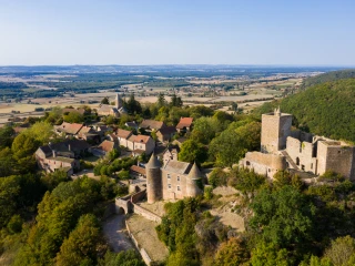 Blick auf Dorf und Schloss Brancion