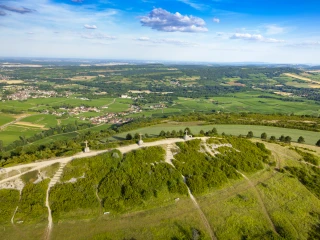 Luftaufnahme der Montagne des Trois Croix und des Weinbergs Maranges
