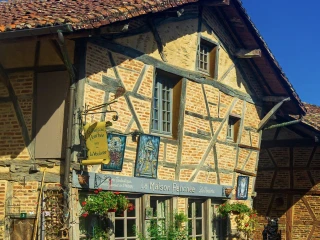 Maison Penchée in Romenay in der burgundischen Bresse