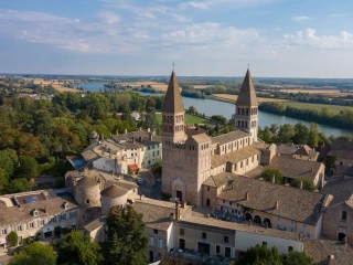 Saint-Philibert Abtei und Blick auf die Saône in Tournus