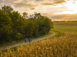 Mit dem Fahrrad auf der Voie Bressane bei Sonnenuntergang