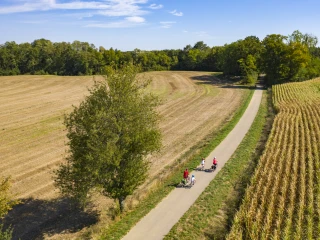 Wiesen und Felder entlang der Voie Bressane