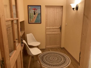 Waiting space for Bach Flowers remedies consultations and wellness massages at the gîte Le Benouchon