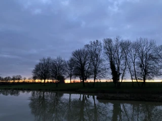 Sonnenuntergang hinter dem Benouchon Weiher