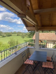 Benouchon möblierter Balkon mit freiem Blick