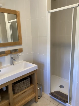 Large and comfortable shower in the bathroom of the gîte Le Benouchon