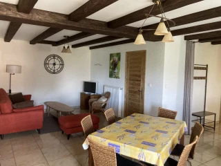 Innenraum des Ferienwohnung mit Wohnbereich und Essbereich